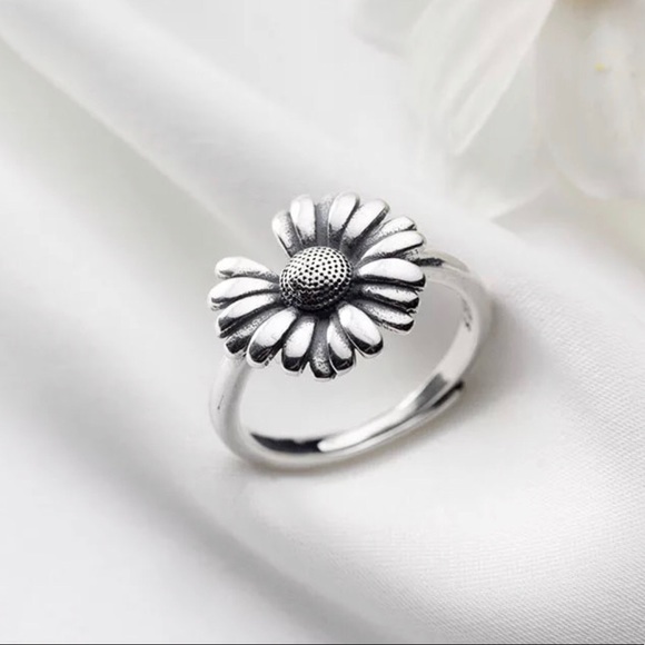 925 Sterling Silver Daisy Ring - Picture 4 of 6